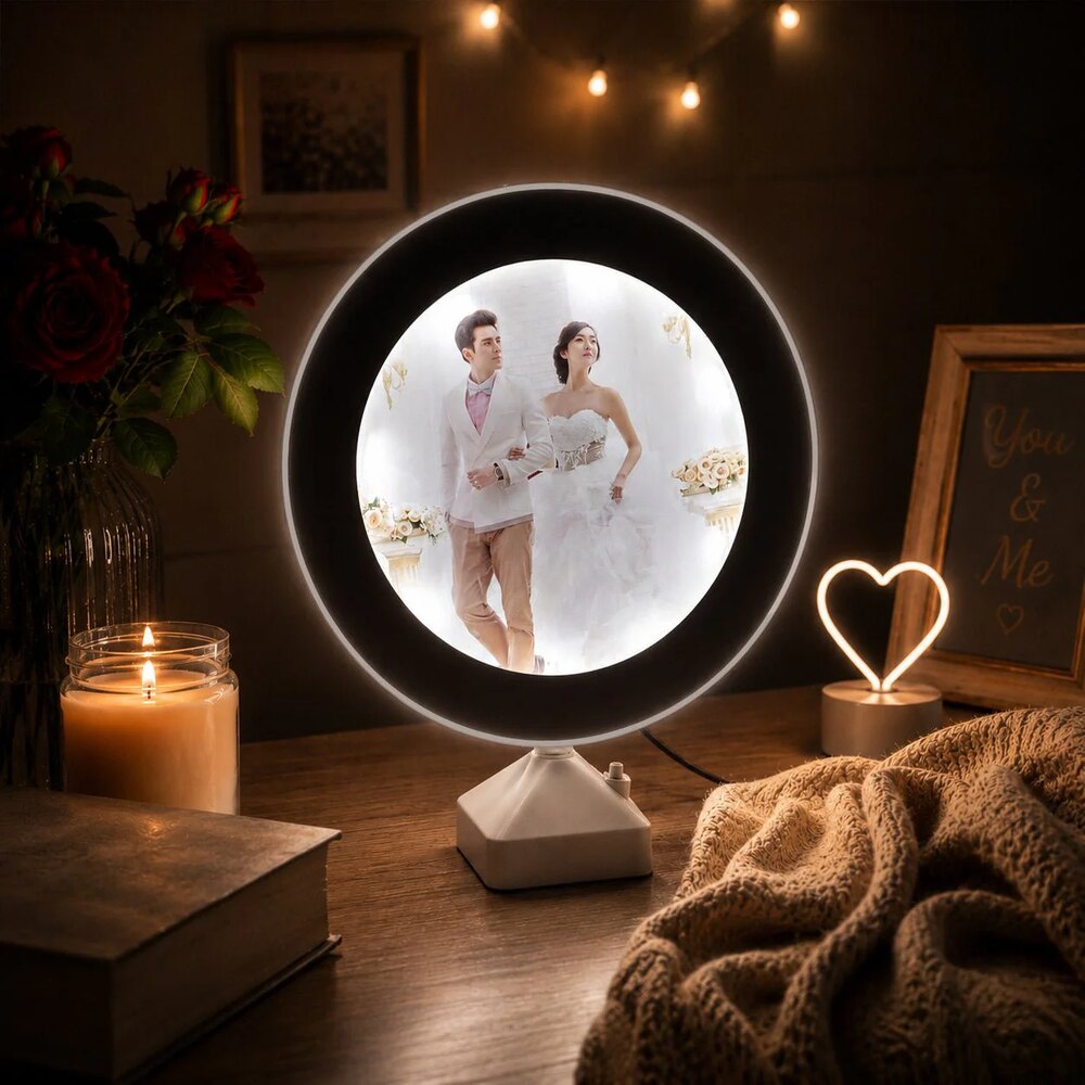 Oglinda Magica aprinsa intr-un decor cald, cu o poza de cuplu