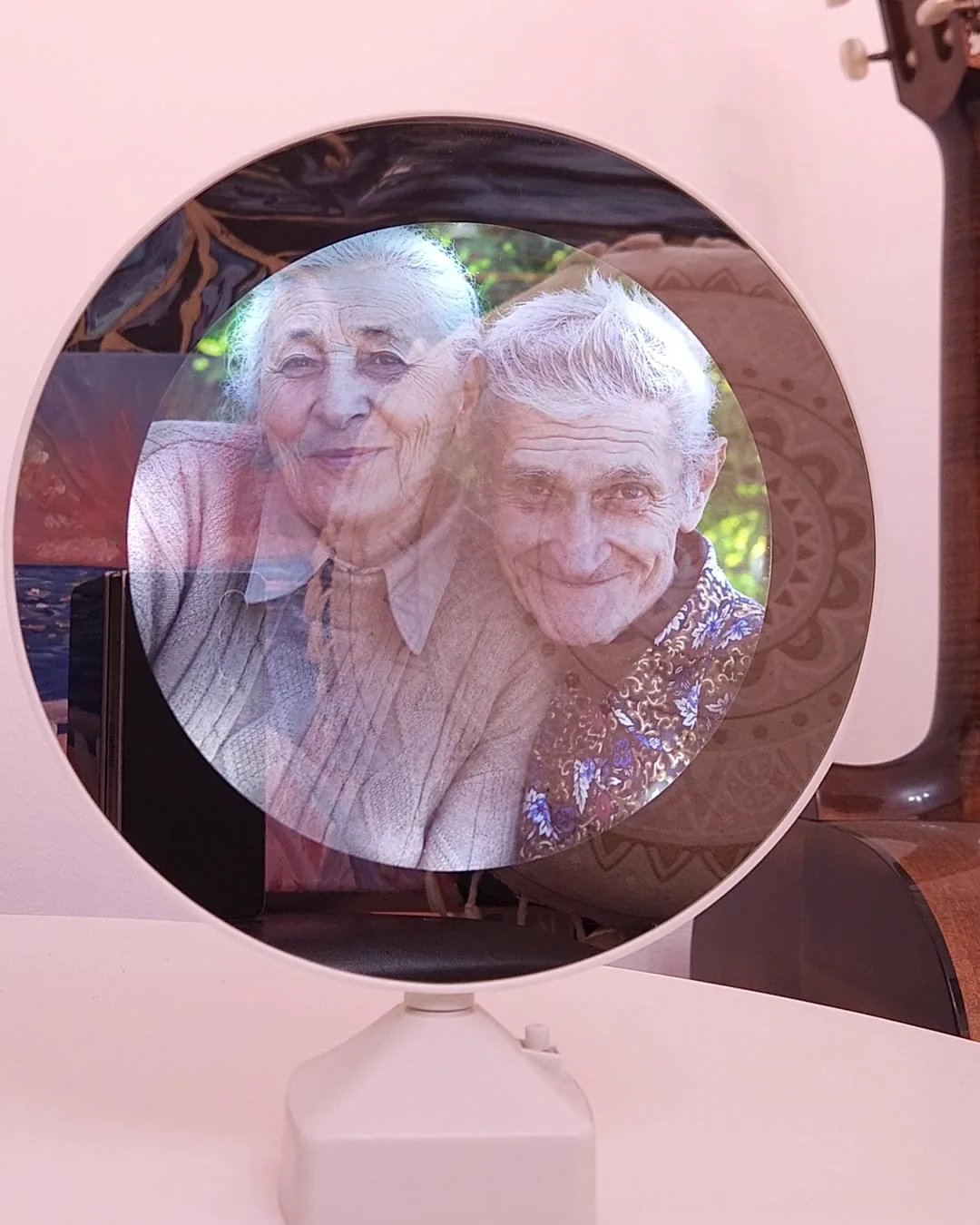 Idee de cadou pentru parinti: oglinda personalizata cu o poza de familie, aprinsa cu LED cald