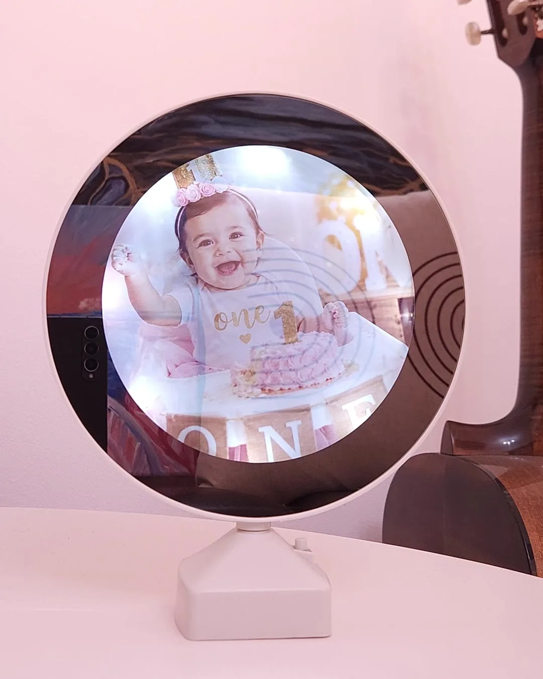 Oglinda cu poza unui copil la prima aniversare, dezvaluita in lumina LED calda