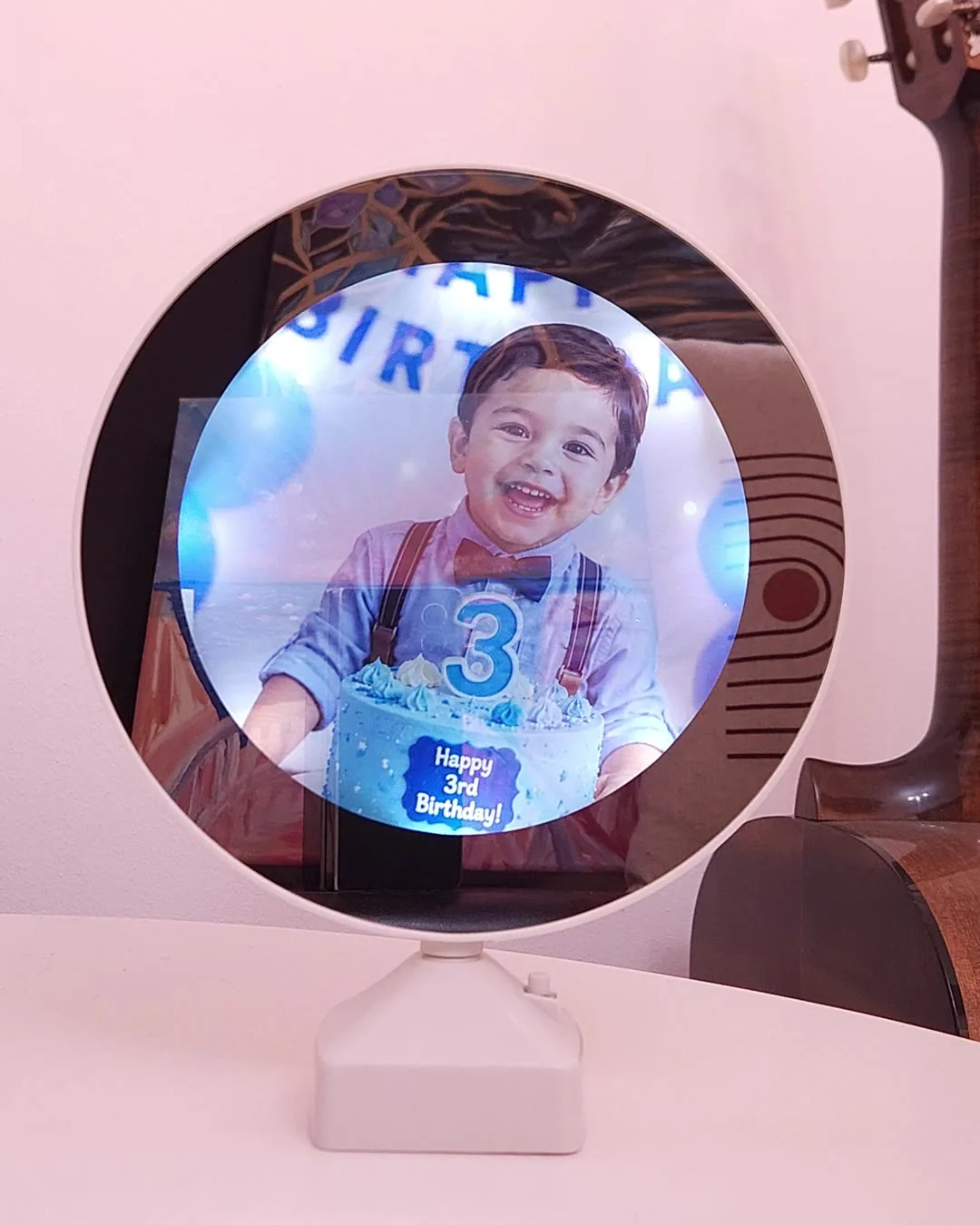 Oglinda personalizata cu poza unui baietel la aniversare, aprinsa cu lumina LED calda