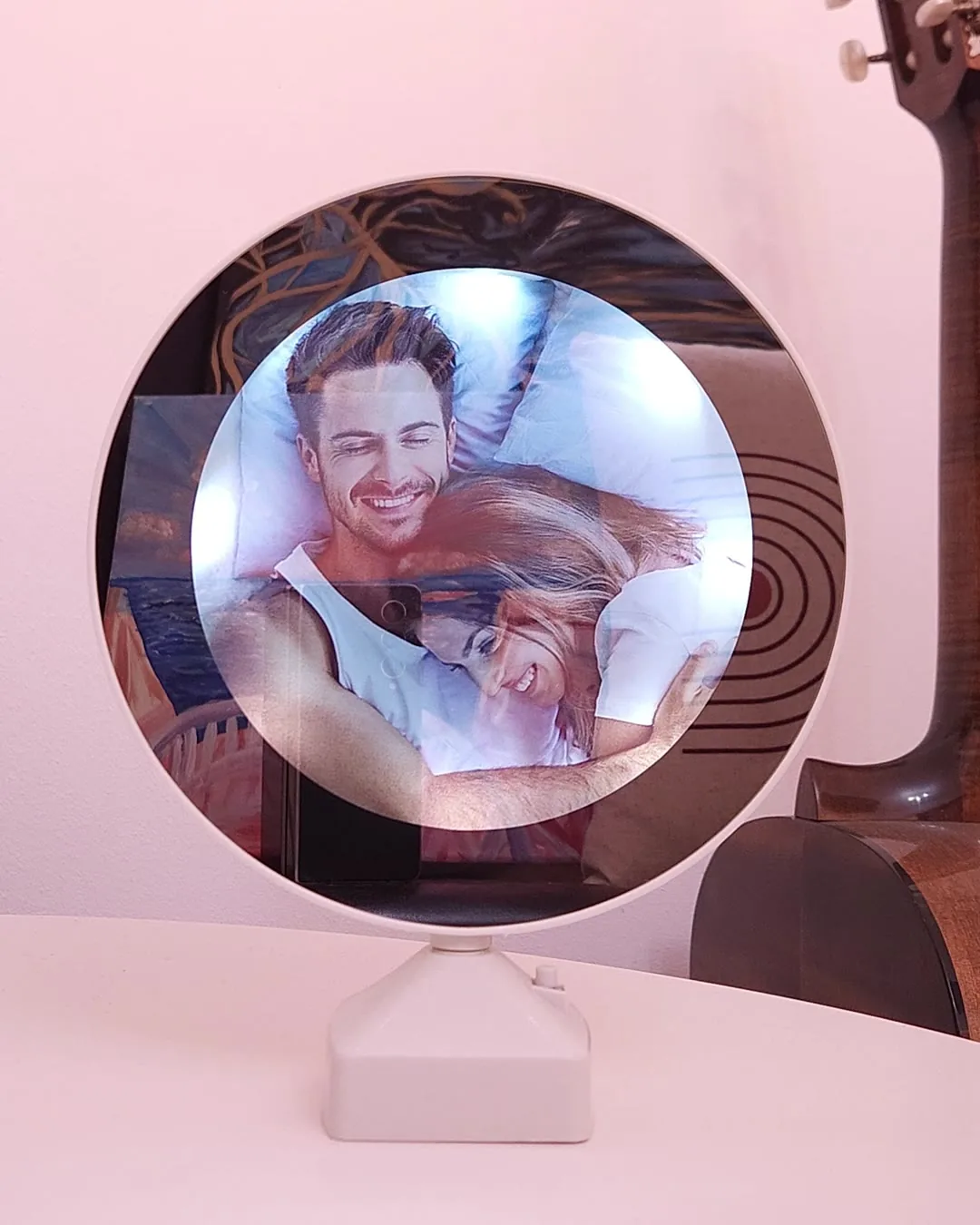 Oglinda cu poza de cuplu, personalizata, aprinsa cu lumina LED calda